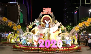 Cổng chính đường hoa là gia đình nhạc công chuột cao hơn 3m.