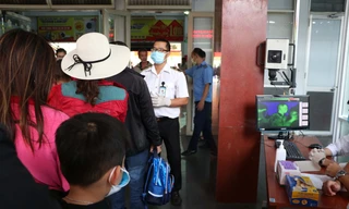 Kiểm tra thân nhiệt khách đi tàu hỏa đến ga Sài Gòn để phòng virus corona