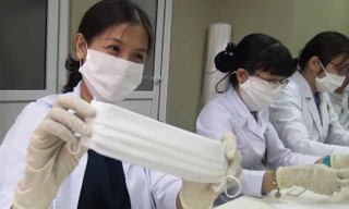 Nữ bác sĩ mang máy may từ nhà vào viện làm khẩu trang phòng Covid-19