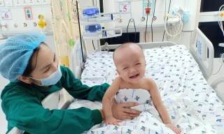 Trúc Nhi tự ngồi dậy và tạo dáng chụp ảnh. Ảnh: Phương Vũ. 