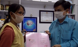 Đại diện Bệnh viện Chợ Rẫy trao thư cảm ơn vợ chồng chị Tuổi.