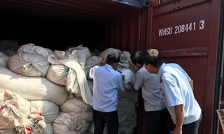 Lực lượng chức năng kiểm tra 3 container hàng giả mạo xuất xứ Việt Nam.