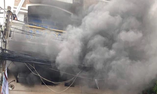 Khói lửa bốc lên nghi ngút tại căn nhà 5 tầng.