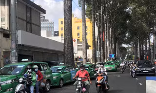 Xe taxi, xe hợp đồng dưới 9 chỗ tiếp tục dừng hoạt động từ ngày 23/4.