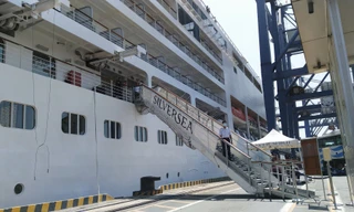 Lực lượng Kiểm dịch y tế quốc tế kiểm tra một con tàu cập cảng Sài Gòn.