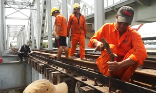 Công nhân đội nắng tháo dỡ cầu sắt hơn trăm tuổi ở Sài Gòn