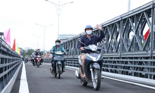 Người dân Sài Gòn thoát cảnh ‘qua sông lụy đò’