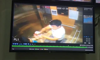 Người phụ nữ bị xịt cồn vào mắt.