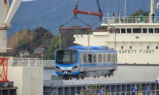Đoàn tàu Metro đầu tiên được chở về tới TPHCM.