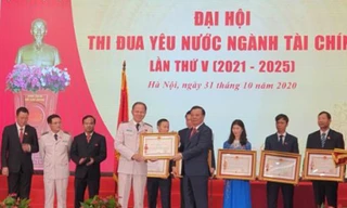Ông Đinh Ngọc Thắng nhận thưởng Huân chương Chiến công hạng nhất.