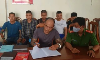 Công an làm việc với các đối tượng.