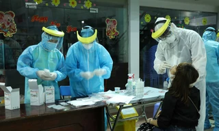 Cận cảnh lấy mẫu xét nghiệm gần 300 khách đi tàu đến TPHCM 