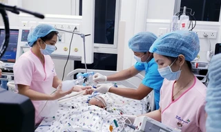 Hai bé song sinh đang hồi phục sau mổ.