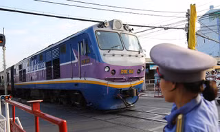 Lực lượng Kiểm dịch y tế quốc tế TPHCM kiểm tra thân nhiệt hành khách đi tàu đến ga Sài Gòn.