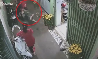 Nạn nhân bị kéo lê trong hẻm.