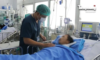 Sức khỏe người đàn ông cầm rắn hổ mang chúa vào bệnh viện giờ ra sao?