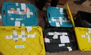 Các kiện hàng lậu bị thu giữ.