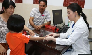 Bác sĩ thăm khám, tư vấn cho gia đình bệnh nhi.