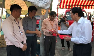 Nguyên Chủ tịch nước tặng quà cho tài xế xe khách phục vụ tết.