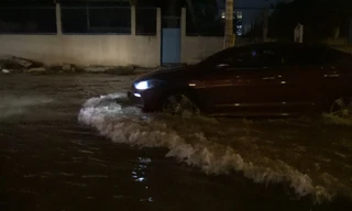 Bán đảo Thanh Đa, khu nhà giàu ở Sài Gòn chật vật lội nước ngày triều cường đạt đỉnh