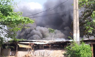 Khói đen bốc lên nghi ngút từ vụ cháy.