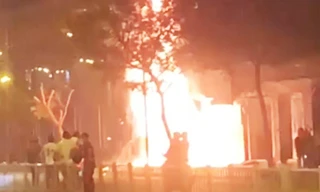 Chi nhánh ngân hàng tại TP HCM cháy ngùn ngụt lúc rạng sáng