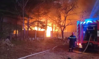 Ngọn lửa cháy ngùn ngụt tại khu nhà xưởng.