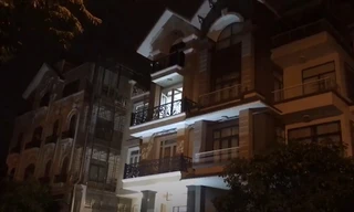 Ngôi nhà (sáng đèn) nơi phát hiện vụ việc.