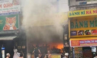 Giải cứu 7 người kẹt trong ‘biển lửa’ ở trung tâm Sài Gòn