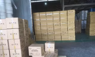 Lượng lớn khẩu trang nhái nhãn hiệu bị thu giữ.