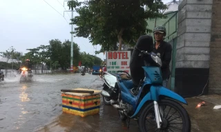 Đường phố Sài Gòn mênh mông nước ngày triều cường đạt đỉnh