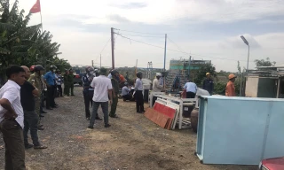 Đoàn cưỡng chế của UBND xã Phong Phú phá dỡ các công trình sai phép tại KCN Phong Phú.