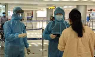 Cận cảnh quy trình kiểm dịch, cách ly Việt kiều từ vùng dịch về Tân Sơn Nhất