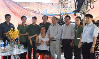 Công an TPHCM thăm, tặng quà cho anh Dinh.