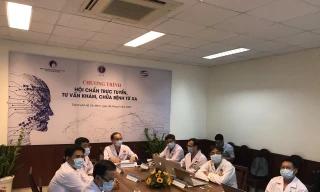 Các bác sĩ hội chẩn từ xa để điều trị nhiều ca bệnh phức tạp.