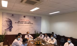 Các bác sĩ hội chẩn từ xa để điều trị nhiều ca bệnh phức tạp.
