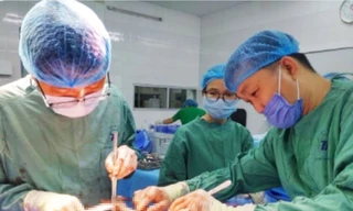 Các bác sĩ mổ khẩn cấp cho bệnh nhân.