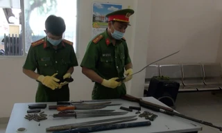 Nhiều loại vũ khí được người dân giao nộp cho Công an.