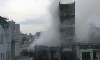 Khói lửa bốc lên nghi ngút.