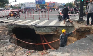 'Hố tử thần' xuất hiện giữa đường sau trận mưa kỷ lục ở Sài Gòn