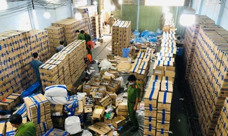 Tận thấy hơn 2,3 triệu chiếc găng tay giả chuẩn bị tuồn ra thị trường 