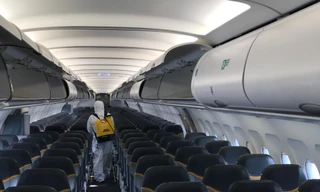 Hành khách nhập cảnh vào sân bay Tân Sơn Nhất được kiểm tra thân nhiệt.