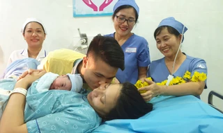 Niềm hạnh phúc của gia đình sản phụ sinh con lúc Giao thừa.