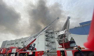 Cận cảnh hiện trường vụ cháy dữ dội trong khu công nghiệp ở Sài Gòn