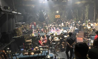 Lực lượng chức năng kiểm tra quán bar.