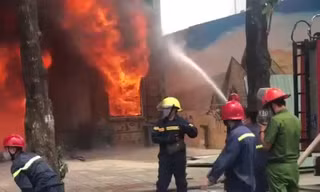 Quán karaoke ở Sài Gòn cháy ngùn ngụt giữa trưa