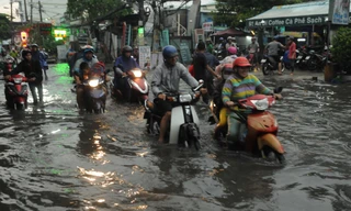 Đường ngập kinh hoàng sau mưa lớn, người Sài Gòn 'vật lộn' với dòng nước đẩy xe về nhà