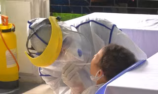 Cận cảnh quy trình lấy mẫu xét nghiệm COVID-19 với người về từ Đà Nẵng