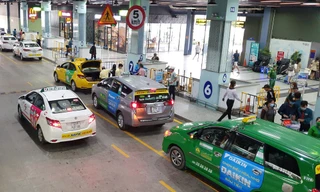 Taxi đón khách tại làn D (trong nhà xe TCP) sân bay Tân Sơn Nhất.