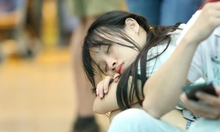 Ngủ gục ở sân bay Tân Sơn Nhất đón Việt kiều về quê ăn tết